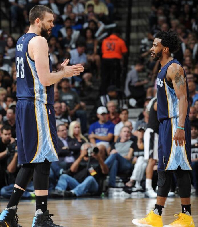 队在防守端 队在防守端